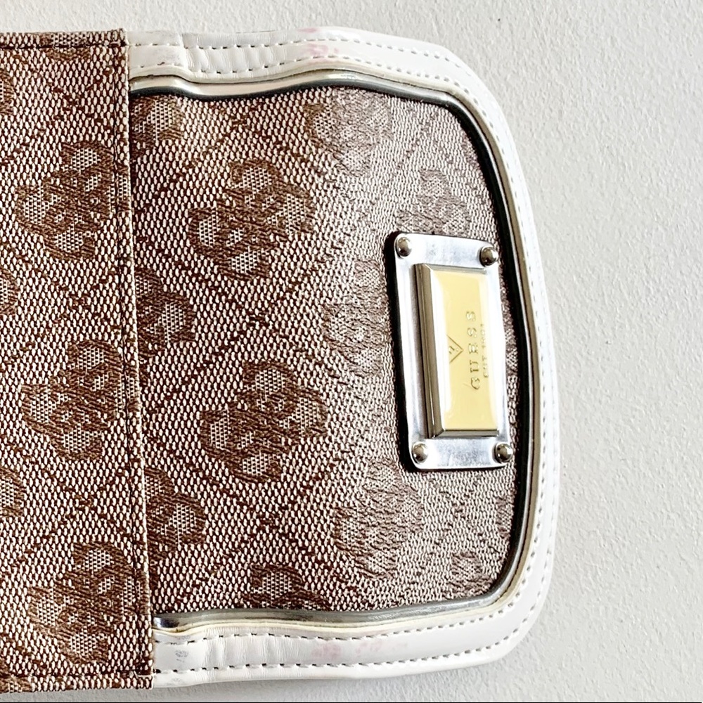 New! GUESS Vintage Skya Phone Wristlet - Picture 10 of 10